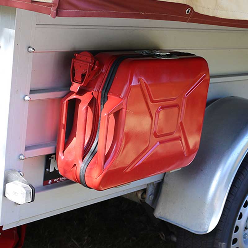 20l Kanister rot am Anhänger